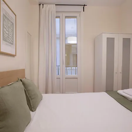 Centrally Located For 4 People Apartment *