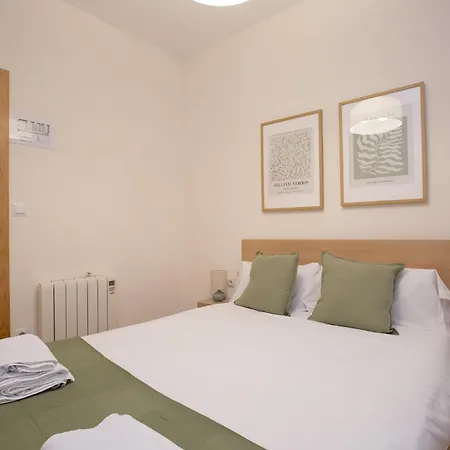 Apartment Centrally Located For 4 People *