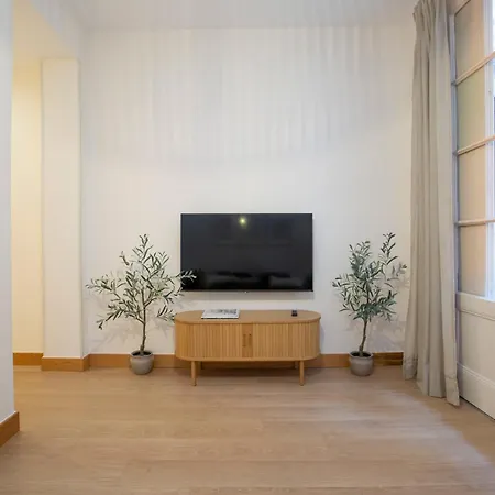 Centrally Located For 4 People Apartment *