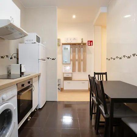 Apartment Centrally Located For 4 People *